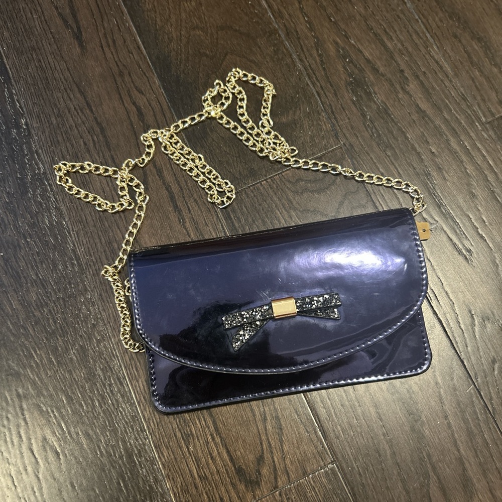 Elegant Navy Clutch with Gold Chain and Bow